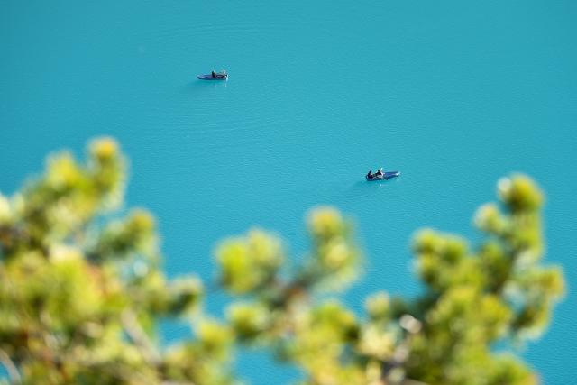 (251019) -- KANDERSTEG, Oct. 19, 2025 (Xinhua) -- People boat on the Lake Oeschinen near Kandersteg in Bernese Oberland, Switzerland, Oct. 18, 2025.
  Lake Oeschinen, situated at an altitude of 1,578 meters near Kandersteg in Switzerland's Bernese Oberland, forms part of the UNESCO World Heritage Site "Swiss Alps Jungfrau-Aletsch." (Xinhua/Lian Yi)