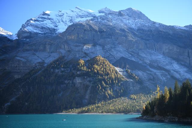 (251019) -- KANDERSTEG, Oct. 19, 2025 (Xinhua) -- People boat on the Lake Oeschinen near Kandersteg in Bernese Oberland, Switzerland, Oct. 18, 2025.
  Lake Oeschinen, situated at an altitude of 1,578 meters near Kandersteg in Switzerland's Bernese Oberland, forms part of the UNESCO World Heritage Site "Swiss Alps Jungfrau-Aletsch." (Xinhua/Lian Yi)