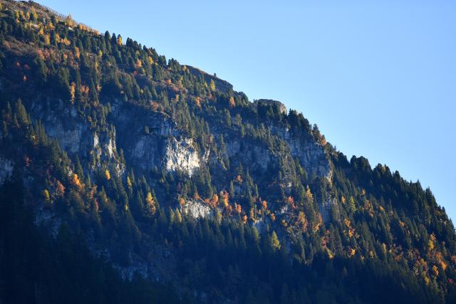 (251019) -- KANDERSTEG, Oct. 19, 2025 (Xinhua) -- This photo shows a view of the Swiss Alps surrounding the Lake Oeschinen near Kandersteg in Bernese Oberland, Switzerland, Oct. 18, 2025.
  Lake Oeschinen, situated at an altitude of 1,578 meters near Kandersteg in Switzerland's Bernese Oberland, forms part of the UNESCO World Heritage Site "Swiss Alps Jungfrau-Aletsch." (Xinhua/Lian Yi)