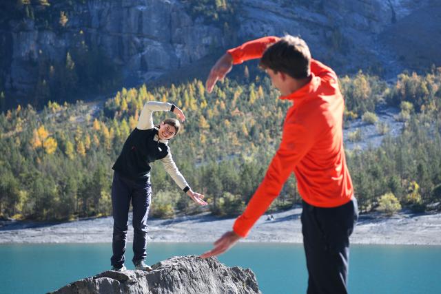 (251019) -- KANDERSTEG, Oct. 19, 2025 (Xinhua) -- People pose for pictures by the Lake Oeschinen near Kandersteg in Bernese Oberland, Switzerland, Oct. 18, 2025.
  Lake Oeschinen, situated at an altitude of 1,578 meters near Kandersteg in Switzerland's Bernese Oberland, forms part of the UNESCO World Heritage Site "Swiss Alps Jungfrau-Aletsch." (Xinhua/Lian Yi)
