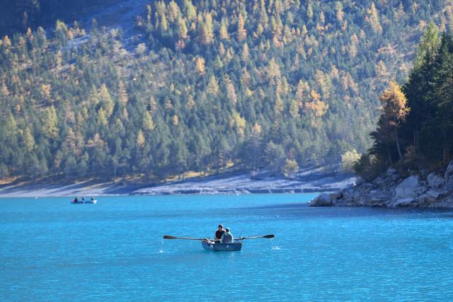 (251019) -- KANDERSTEG, Oct. 19, 2025 (Xinhua) -- People boat on the Lake Oeschinen near Kandersteg in Bernese Oberland, Switzerland, Oct. 18, 2025.
  Lake Oeschinen, situated at an altitude of 1,578 meters near Kandersteg in Switzerland's Bernese Oberland, forms part of the UNESCO World Heritage Site "Swiss Alps Jungfrau-Aletsch." (Xinhua/Lian Yi)