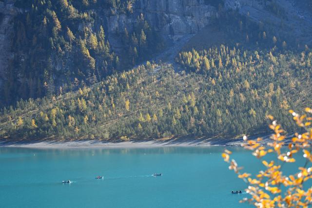 (251019) -- KANDERSTEG, Oct. 19, 2025 (Xinhua) -- People boat on the Lake Oeschinen near Kandersteg in Bernese Oberland, Switzerland, Oct. 18, 2025.
  Lake Oeschinen, situated at an altitude of 1,578 meters near Kandersteg in Switzerland's Bernese Oberland, forms part of the UNESCO World Heritage Site "Swiss Alps Jungfrau-Aletsch." (Xinhua/Lian Yi)