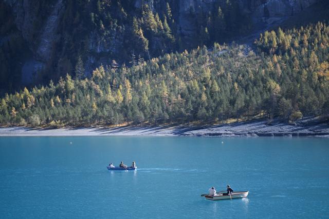 (251019) -- KANDERSTEG, Oct. 19, 2025 (Xinhua) -- People boat on the Lake Oeschinen near Kandersteg in Bernese Oberland, Switzerland, Oct. 18, 2025.
  Lake Oeschinen, situated at an altitude of 1,578 meters near Kandersteg in Switzerland's Bernese Oberland, forms part of the UNESCO World Heritage Site "Swiss Alps Jungfrau-Aletsch." (Xinhua/Lian Yi)