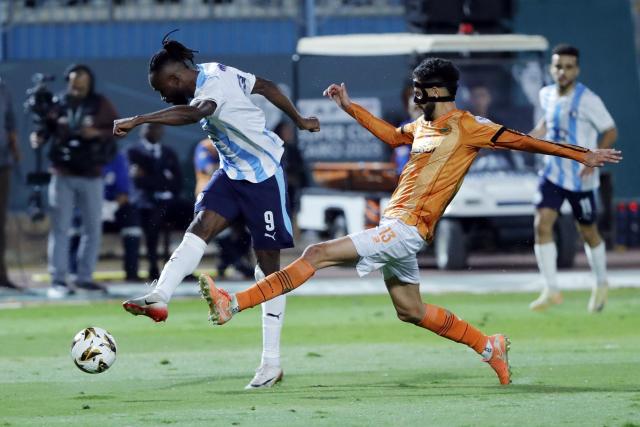 (251019) -- CAIRO, Oct. 19, 2025 (Xinhua) -- Abdelhak Assal (R) of RS Berkane competes during the CAF (Confederation of African Football) Super Cup 2025 final match between Pyramids FC of Egypt and RS Berkane of Morocco in Cairo, Egypt, on Oct. 18, 2025. (Xinhua/Ahmed Gomaa)