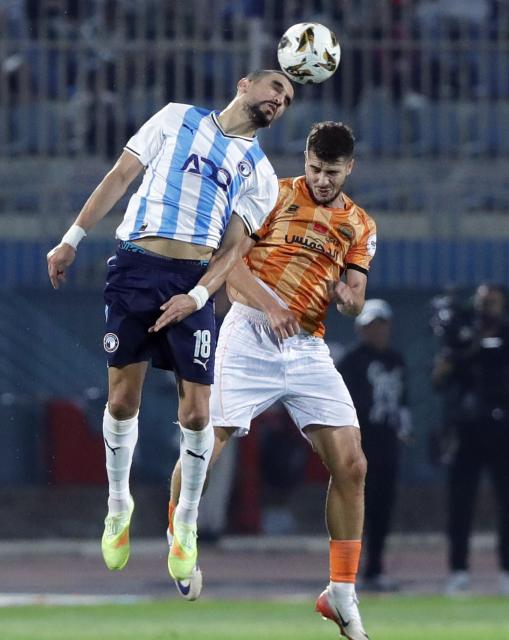 (251019) -- CAIRO, Oct. 19, 2025 (Xinhua) -- Walid El Karti (L) of Pyramids FC vies for a header during the CAF (Confederation of African Football) Super Cup 2025 final match between Pyramids FC of Egypt and RS Berkane of Morocco in Cairo, Egypt, on Oct. 18, 2025. (Xinhua/Ahmed Gomaa)