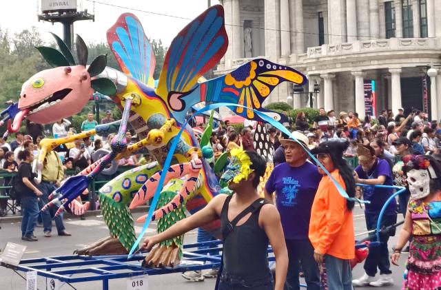 (251019) -- MEXICO CITY, Oct. 19, 2025 (Xinhua) -- This photo taken with a mobile phone shows the Monumental Alebrijes Parade 2025 in Mexico City, Mexico, Oct. 18, 2025.
  Alebrijes are brightly colored folk art sculptures of fantastical creatures. (Xinhua/Zhang Lei)