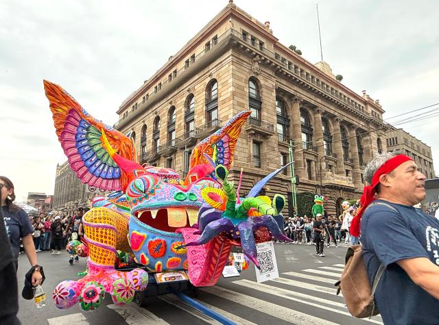 (251019) -- MEXICO CITY, Oct. 19, 2025 (Xinhua) -- This photo taken with a mobile phone shows the Monumental Alebrijes Parade 2025 in Mexico City, Mexico, Oct. 18, 2025.
  Alebrijes are brightly colored folk art sculptures of fantastical creatures. (Xinhua/Wu Wei)