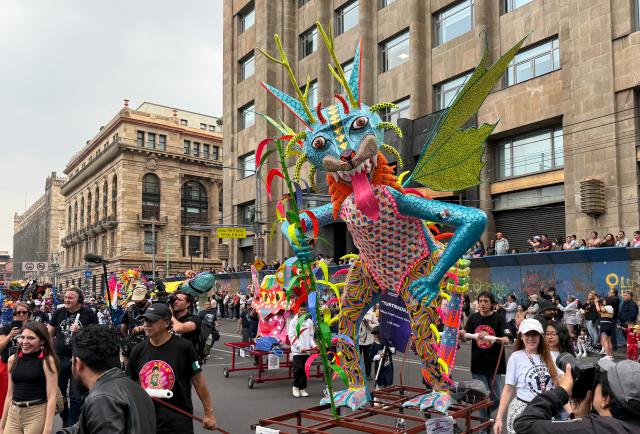 (251019) -- MEXICO CITY, Oct. 19, 2025 (Xinhua) -- This photo taken with a mobile phone shows the Monumental Alebrijes Parade 2025 in Mexico City, Mexico, Oct. 18, 2025.
  Alebrijes are brightly colored folk art sculptures of fantastical creatures. (Xinhua/Wu Wei)