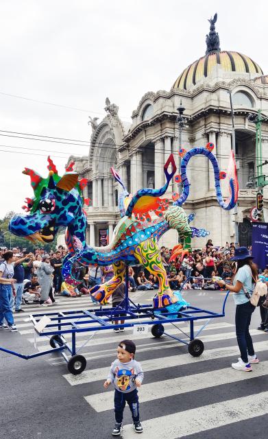 (251019) -- MEXICO CITY, Oct. 19, 2025 (Xinhua) -- This photo taken with a mobile phone shows the Monumental Alebrijes Parade 2025 in Mexico City, Mexico, Oct. 18, 2025.
  Alebrijes are brightly colored folk art sculptures of fantastical creatures. (Xinhua/Zhang Lei)