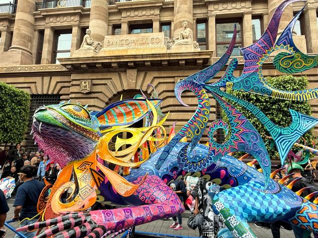 (251019) -- MEXICO CITY, Oct. 19, 2025 (Xinhua) -- This photo taken with a mobile phone shows the Monumental Alebrijes Parade 2025 in Mexico City, Mexico, Oct. 18, 2025.
  Alebrijes are brightly colored folk art sculptures of fantastical creatures. (Xinhua/Wu Wei)