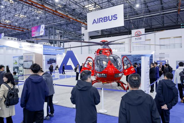 (251019) -- TIANJIN, Oct. 19, 2025 (Xinhua) -- People visit an exhibition area of Airbus at the 7th China Helicopter Exposition in Tianjin, north China, Oct. 16, 2025. (Airbus/Handout via Xinhua)