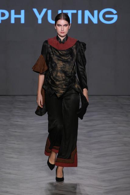 (251019) -- VANCOUVER, Oct. 19, 2025 (Xinhua) -- A model presents a creation from China's Jeph Yuting during the Spring/Summer 2026 collections fashion show at Vancouver Fashion Week in Vancouver, British Columbia, Canada, Oct. 18, 2025. (Photo by Liang Sen/ Xinhua)