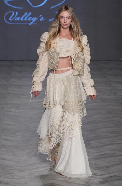 (251019) -- VANCOUVER, Oct. 19, 2025 (Xinhua) -- A model presents a creation from Japan's Valley's Lily during the Spring/Summer 2026 collections fashion show at Vancouver Fashion Week in Vancouver, British Columbia, Canada, Oct. 18, 2025. (Photo by Liang Sen/ Xinhua)