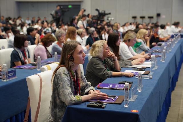 (251019) -- JINGDEZHEN, Oct. 19, 2025 (Xinhua) -- Guests attend the Global Mayors Dialogue in Jingdezhen, east China's Jiangxi Province, Oct. 19, 2025.
  The Global Mayors Dialogue opened in Jingdezhen on Sunday, bringing together more than 350 guests from countries including Italy, South Korea, Türkiye, Russia and Kyrgyzstan to discuss cultural prosperity and cooperation. (Xinhua/Zhou Mi)