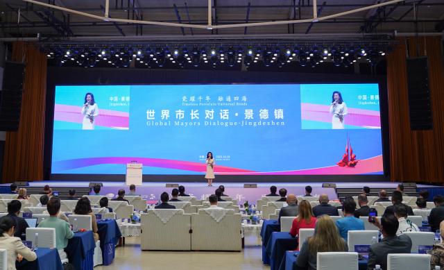 (251019) -- JINGDEZHEN, Oct. 19, 2025 (Xinhua) -- The Global Mayors Dialogue is held in Jingdezhen, east China's Jiangxi Province, Oct. 19, 2025.
  The Global Mayors Dialogue opened in Jingdezhen on Sunday, bringing together more than 350 guests from countries including Italy, South Korea, Türkiye, Russia and Kyrgyzstan to discuss cultural prosperity and cooperation. (Xinhua/Zhou Mi)
