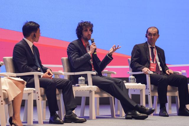 (251019) -- JINGDEZHEN, Oct. 19, 2025 (Xinhua) -- Guests attend a roundtable dialogue session during the Global Mayors Dialogue in Jingdezhen, east China's Jiangxi Province, Oct. 19, 2025.
  The Global Mayors Dialogue opened in Jingdezhen on Sunday, bringing together more than 350 guests from countries including Italy, South Korea, Türkiye, Russia and Kyrgyzstan to discuss cultural prosperity and cooperation. (Xinhua/Zhou Mi)