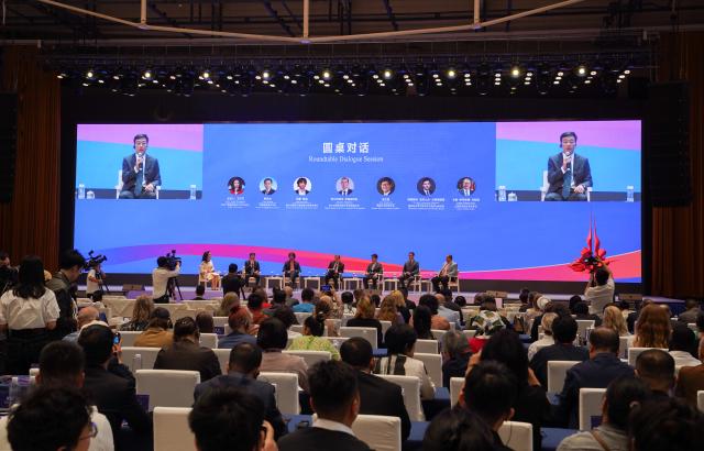 (251019) -- JINGDEZHEN, Oct. 19, 2025 (Xinhua) -- Guests attend a roundtable dialogue session during the Global Mayors Dialogue in Jingdezhen, east China's Jiangxi Province, Oct. 19, 2025.
  The Global Mayors Dialogue opened in Jingdezhen on Sunday, bringing together more than 350 guests from countries including Italy, South Korea, Türkiye, Russia and Kyrgyzstan to discuss cultural prosperity and cooperation. (Xinhua/Zhou Mi)