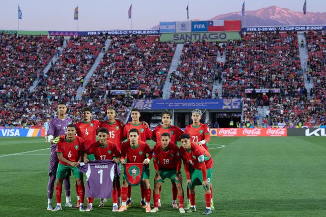 (251020) -- SANTIAGO, Oct. 20, 2025 (Xinhua) -- Players of Morocco pose for a group photo before the final match between Argentina and Morocco at the FIFA U-20 World Cup Chile 2025 in Santiago, Chile, Oct. 19, 2025. (Xinhua/Meng Dingbo)