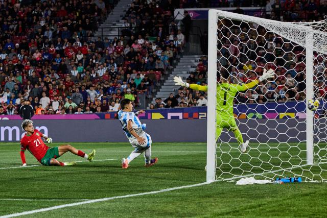 (251020) -- SANTIAGO, Oct. 20, 2025 (Xinhua) -- Yassir Zabiri (L) of Morocco scores a goal during the final match between Argentina and Morocco at the FIFA U-20 World Cup Chile 2025 in Santiago, Chile, Oct. 19, 2025. (Xinhua/Meng Dingbo)