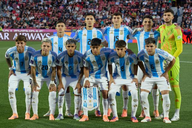 (251020) -- SANTIAGO, Oct. 20, 2025 (Xinhua) -- Players of Argentina pose for a group photo before the final match between Argentina and Morocco at the FIFA U-20 World Cup Chile 2025 in Santiago, Chile, Oct. 19, 2025. (Xinhua/Meng Dingbo)