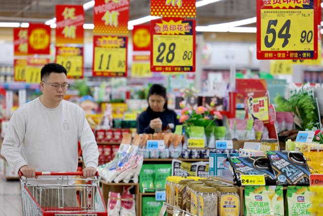 (251020) -- BEIJING, Oct. 20, 2025 (Xinhua) -- Customers shop at a market in Zaozhuang City, east China's Shandong Province, Oct. 15, 2025. China's gross domestic product (GDP) grew 5.2 percent year on year in the first three quarters of 2025, data from the National Bureau of Statistics (NBS) showed Monday. (Photo by Sun Zhongzhe/Xinhua)