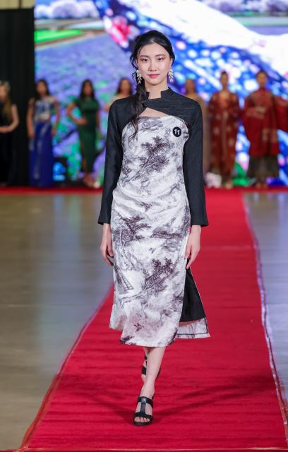 (251020) -- SAN FRANCISCO, Oct. 20, 2025 (Xinhua) -- A competitor participates in the final of San Francisco Division of 2025 Miss International Fashion Travel Pageant in San Jose of San Francisco Bay Area, the United States, Oct. 19, 2025. (Photo by Dong Xudong/Xinhua)