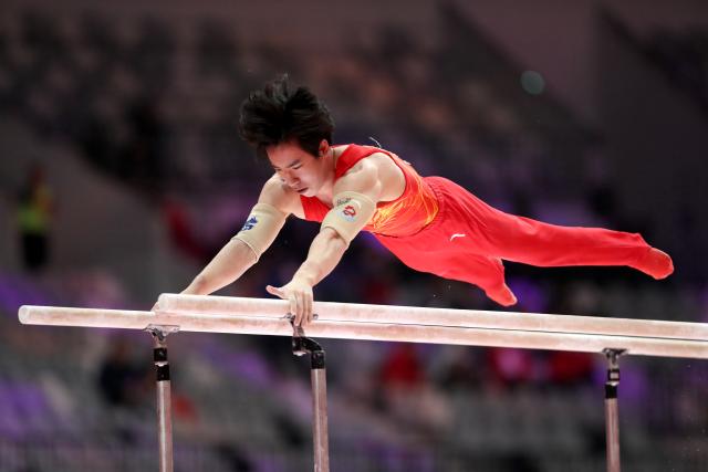 (251020) -- JAKARTA, Oct. 20, 2025 (Xinhua) -- Zhang Boheng of China competes during the Men's Parallel Bars Qualification at the 53rd FIG Artistic Gymnastics World Championships in Jakarta, Indonesia, on Oct. 20, 2025. (Xinhua/Cen Yunpeng)
