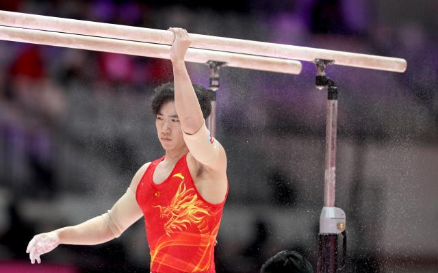 (251020) -- JAKARTA, Oct. 20, 2025 (Xinhua) -- Zhang Boheng of China prepares before the Men's Parallel Bars Qualification at the 53rd FIG Artistic Gymnastics World Championships in Jakarta, Indonesia, on Oct. 20, 2025. (Xinhua/Cen Yunpeng)