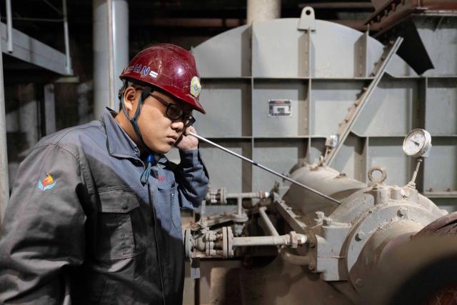 (251020) -- HARBIN, Oct. 20, 2025 (Xinhua) -- A staff member inspects heating facilities at a heating service company in Harbin, northeast China's Heilongjiang Province, Oct. 20, 2025. Harbin, China's northernmost provincial capital, entered its heating season on Monday. Residents are now benefiting from improved heating services following an upgrade to the heating system. (Xinhua/Zhang Tao)