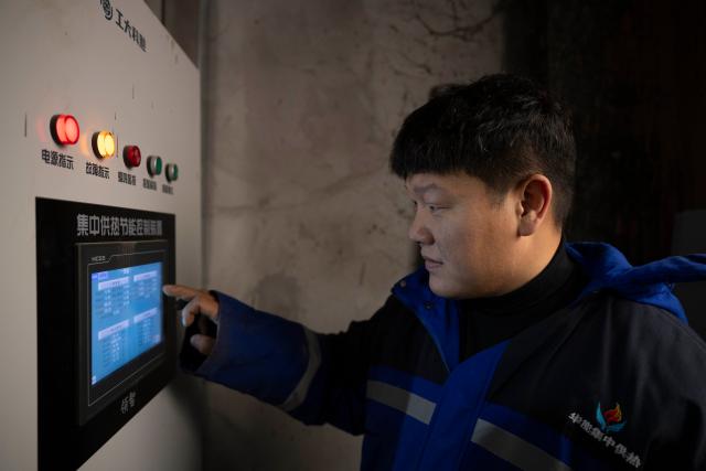 (251020) -- HARBIN, Oct. 20, 2025 (Xinhua) -- A staff member inspects heating facilities at a heat exchange station in Harbin, northeast China's Heilongjiang Province, Oct. 20, 2025. Harbin, China's northernmost provincial capital, entered its heating season on Monday. Residents are now benefiting from improved heating services following an upgrade to the heating system. (Xinhua/Zhang Tao)