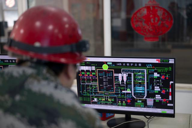 (251020) -- HARBIN, Oct. 20, 2025 (Xinhua) -- A staff member monitors heating facilities at a heating service company in Harbin, northeast China's Heilongjiang Province, Oct. 20, 2025. Harbin, China's northernmost provincial capital, entered its heating season on Monday. Residents are now benefiting from improved heating services following an upgrade to the heating system. (Xinhua/Zhang Tao)