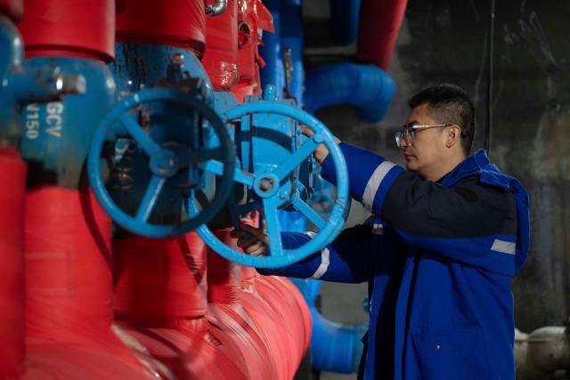 (251020) -- HARBIN, Oct. 20, 2025 (Xinhua) -- A staff member works at a heat exchange station in Harbin, northeast China's Heilongjiang Province, Oct. 20, 2025. Harbin, China's northernmost provincial capital, entered its heating season on Monday. Residents are now benefiting from improved heating services following an upgrade to the heating system. (Xinhua/Zhang Tao)