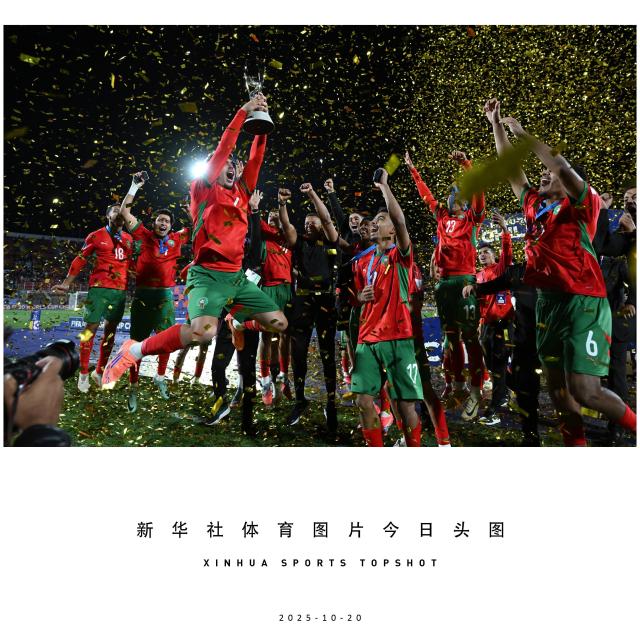 (251020) -- BEIJING, Oct. 20, 2025 (Xinhua) -- Team Morocco celebrate during the awarding ceremony after the final match between Argentina and Morocco at the FIFA U-20 World Cup Chile 2025 in Santiago, Chile, Oct. 19, 2025. (Photo by Jorge Villegas/Xinhua)