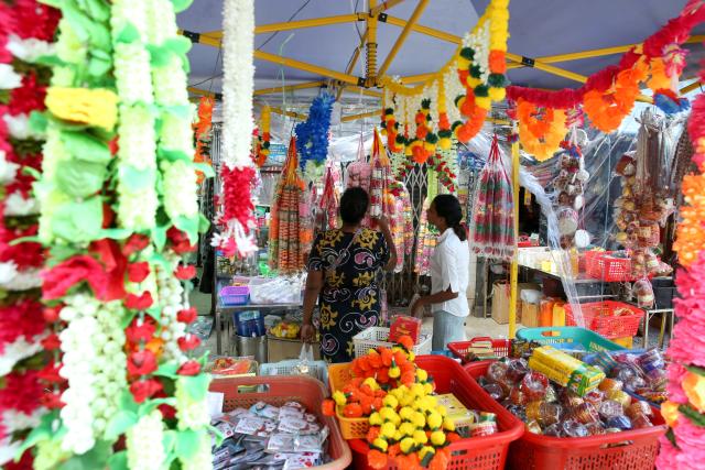 (251020) -- YANGON, Oct. 20, 2025 (Xinhua) -- Women shop for decorative items for Diwali, or the Hindu festival of lights, in Yangon, Myanmar, Oct. 20, 2025. (Xinhua/Myo Kyaw Soe)