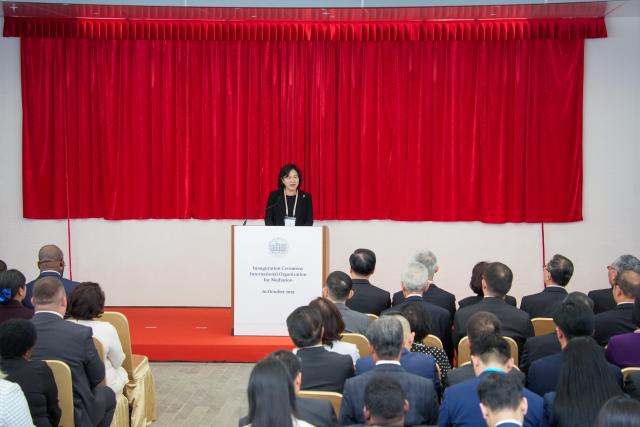 (251020) -- HONG KONG, Oct. 20, 2025 (Xinhua) -- Hua Chunying, vice minister of Foreign Affairs of China, addresses the inauguration ceremony of the International Organization for Mediation (IOMed) in Hong Kong, south China, Oct. 20, 2025. The inauguration ceremony of the IOMed, headquartered in China's Hong Kong Special Administrative Region (HKSAR), was held here on Monday.   
   The event marked a milestone in international conflict resolution as the IOMed is the world's first intergovernmental international legal organization dedicated to resolving international disputes through mediation. (Xinhua/Zhu Wei)