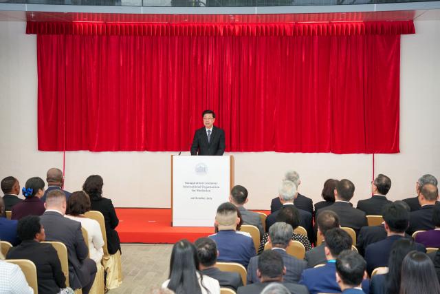 (251020) -- HONG KONG, Oct. 20, 2025 (Xinhua) -- John Lee, chief executive of China's Hong Kong Special Administrative Region (HKSAR), addresses the inauguration ceremony of the International Organization for Mediation (IOMed) in Hong Kong, south China, Oct. 20, 2025. The inauguration ceremony of the IOMed, headquartered in China's Hong Kong Special Administrative Region (HKSAR), was held here on Monday.   
   The event marked a milestone in international conflict resolution as the IOMed is the world's first intergovernmental international legal organization dedicated to resolving international disputes through mediation. (Xinhua/Zhu Wei)