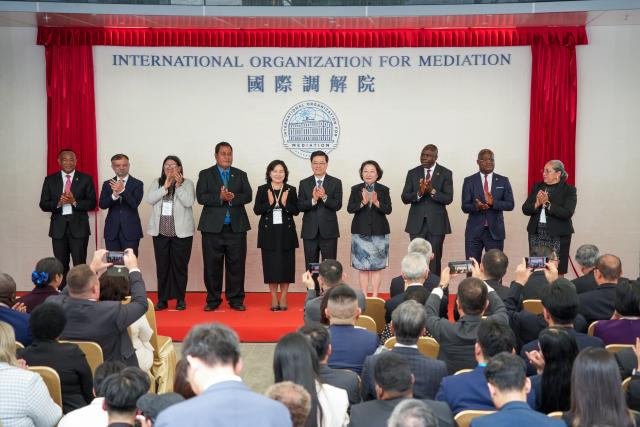 (251020) -- HONG KONG, Oct. 20, 2025 (Xinhua) -- Guests pose for a group photo during the inauguration ceremony of the International Organization for Mediation (IOMed) in Hong Kong, south China, Oct. 20, 2025. The inauguration ceremony of the IOMed, headquartered in China's Hong Kong Special Administrative Region (HKSAR), was held here on Monday.   
   The event marked a milestone in international conflict resolution as the IOMed is the world's first intergovernmental international legal organization dedicated to resolving international disputes through mediation. (Xinhua/Zhu Wei)