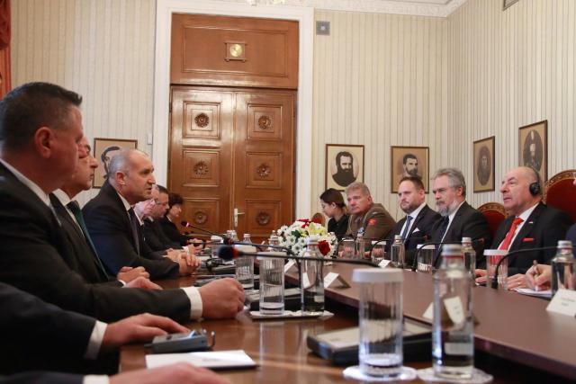(251020) -- SOFIA, Oct. 20, 2025 (Xinhua) -- Bulgarian President Rumen Radev (3rd, L) meets with Hungarian President Tamas Sulyok (1st R) in Sofia, Bulgaria, Oct. 20, 2025. Bulgaria's President Rumen Radev and his visiting Hungarian counterpart, Tamas Sulyok, stressed the two countries' mutual reliance, particularly in energy cooperation, during their meeting on Monday.
   Sulyok arrived in Bulgaria on Sunday for a two-day official visit at Radev's invitation. His visit coincided with the celebration of the Bulgarian-Hungarian Friendship Day on Oct. 19. (Photo by Marian Draganov/Xinhua)