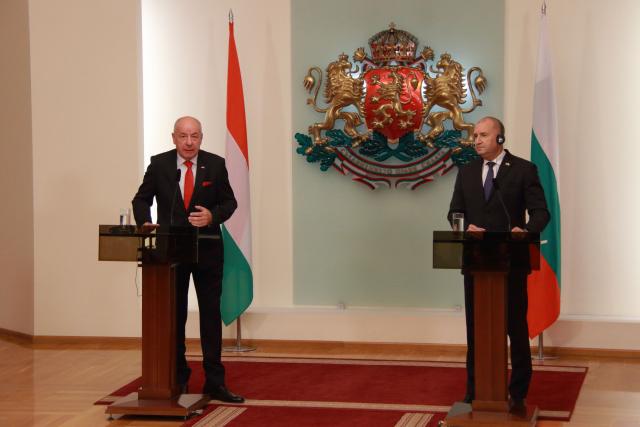 (251020) -- SOFIA, Oct. 20, 2025 (Xinhua) -- Hungarian President Tamas Sulyok (L) speaks after meeting with Bulgarian President Rumen Radev in Sofia, Bulgaria, Oct. 20, 2025. Bulgaria's President Rumen Radev and his visiting Hungarian counterpart, Tamas Sulyok, stressed the two countries' mutual reliance, particularly in energy cooperation, during their meeting on Monday.
   Sulyok arrived in Bulgaria on Sunday for a two-day official visit at Radev's invitation. His visit coincided with the celebration of the Bulgarian-Hungarian Friendship Day on Oct. 19. (Photo by Marian Draganov/Xinhua)