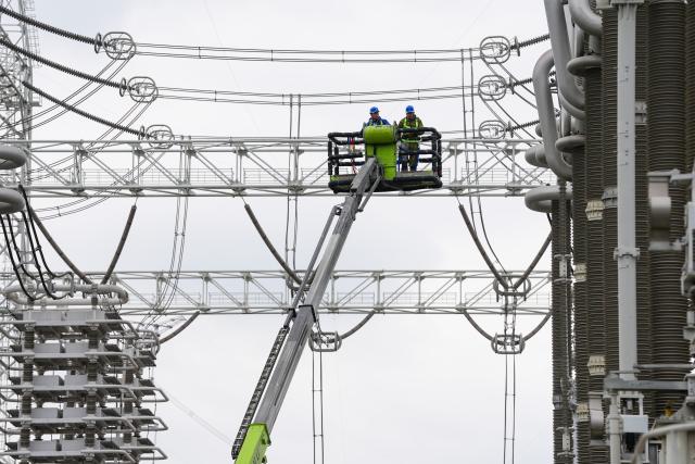 (251020) -- XUANCHENG, Oct. 20, 2025 (Xinhua) -- Staff members conduct maintenance work at the Guquan converter station in Xuncheng, east China's Anhui Province, Oct. 20, 2025. The Guquan converter station on the Changji-Guquan ultra-high voltage direct current (UHVDC) transmission line that transmits electricity from Xinjiang to east China is undergoing a 7-day annual overhaul started from Oct. 17.
   The Changji-Guquan transmission line, which was put into operation in September 2019, leads the world in terms of voltage level, transmission capacity and distance. (Photo by Zheng Xianlie/Xinhua)