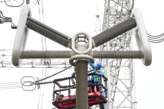 (251020) -- XUANCHENG, Oct. 20, 2025 (Xinhua) -- Staff members conduct maintenance work at the Guquan converter station in Xuncheng, east China's Anhui Province, Oct. 20, 2025. The Guquan converter station on the Changji-Guquan ultra-high voltage direct current (UHVDC) transmission line that transmits electricity from Xinjiang to east China is undergoing a 7-day annual overhaul started from Oct. 17.
   The Changji-Guquan transmission line, which was put into operation in September 2019, leads the world in terms of voltage level, transmission capacity and distance. (Xinhua/Du Yu)