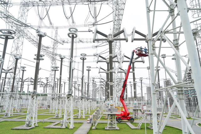 (251020) -- XUANCHENG, Oct. 20, 2025 (Xinhua) -- Staff members conduct maintenance work at the Guquan converter station in Xuncheng, east China's Anhui Province, Oct. 20, 2025. The Guquan converter station on the Changji-Guquan ultra-high voltage direct current (UHVDC) transmission line that transmits electricity from Xinjiang to east China is undergoing a 7-day annual overhaul started from Oct. 17.
   The Changji-Guquan transmission line, which was put into operation in September 2019, leads the world in terms of voltage level, transmission capacity and distance. (Xinhua/Du Yu)