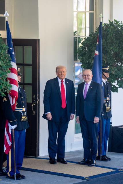 (251020) -- WASHINGTON, Oct. 20, 2025 (Xinhua) -- U.S. President Donald Trump (2nd L) welcomes Australian Prime Minister Anthony Albanese at the White House in Washington, D.C., the United States, on Oct. 20, 2025. (Xinhua/Hu Yousong)