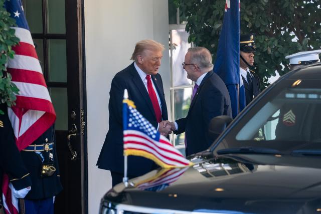 (251020) -- WASHINGTON, Oct. 20, 2025 (Xinhua) -- U.S. President Donald Trump (L) welcomes Australian Prime Minister Anthony Albanese at the White House in Washington, D.C., the United States, on Oct. 20, 2025. (Xinhua/Hu Yousong)
