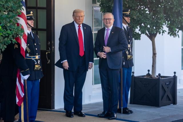 (251020) -- WASHINGTON, Oct. 20, 2025 (Xinhua) -- U.S. President Donald Trump (2nd L) welcomes Australian Prime Minister Anthony Albanese at the White House in Washington, D.C., the United States, on Oct. 20, 2025. (Xinhua/Hu Yousong)