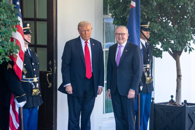 (251020) -- WASHINGTON, Oct. 20, 2025 (Xinhua) -- U.S. President Donald Trump (2nd L) welcomes Australian Prime Minister Anthony Albanese at the White House in Washington, D.C., the United States, on Oct. 20, 2025. (Xinhua/Hu Yousong)