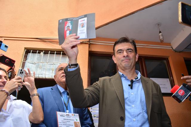 (251021) -- BEIJING, Oct. 21, 2025 (Xinhua) -- Rodrigo Paz Pereira shows his ballot at a polling station in Tarija, Bolivia, Oct. 19, 2025.
  Rodrigo Paz Pereira, 58, won the presidential runoff election in Bolivia on Sunday, according to the quick count of the Preliminary Results System of the Supreme Electoral Tribunal (TSE). (Photo by Reynaldo Vargas/Xinhua)