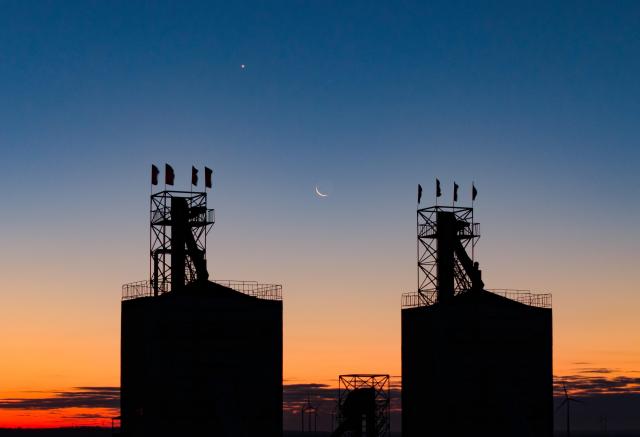 (251021) -- BEIJING, Oct. 21, 2025 (Xinhua) -- A drone photo taken on Oct. 20, 2025 shows the planet of Venus next to the moon in the sky over Heihe City, northeast China's Heilongjiang Province. (Photo by Qian Boyu/Xinhua)