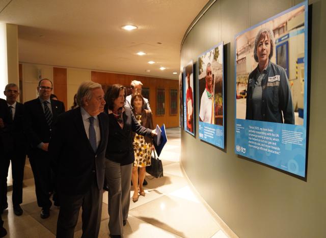(251021) -- UNITED NATIONS, Oct. 21, 2025 (Xinhua) -- UN Secretary-General Antonio Guterres (front) visits a global exhibition titled "Shared Lives, Shared Future" at the United Nations (UN) headquarters in New York, Oct. 20, 2025. A global exhibition titled "Shared Lives, Shared Future" was launched Monday at the UN headquarters in New York to mark the United Nations' 80th anniversary.
  The exhibition features more than 200 stories from 193 countries, highlighting how the world's most crucial international organization impacts people's lives often in "invisible" ways. (Xinhua/Zhang Fengguo)
