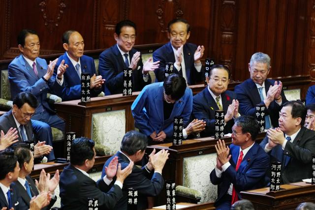 (251021) -- TOKYO, Oct. 21, 2025 (Xinhua) -- Sanae Takaichi (C) bows after winning the prime ministerial designation vote in the House of Representatives in Tokyo, Japan, Oct. 21, 2025. Sanae Takaichi, leader of Japan's ruling Liberal Democratic Party (LDP), was officially elected the country's prime minister on Tuesday after winning in both houses of parliament, becoming the country's first female leader. (Xinhua/Jia Haocheng)